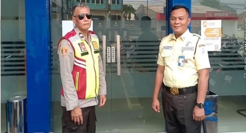 Personel Polsek Lemahabang Getol Sosialisasikan Layanan Call Center 110 Di Obyek Vital
