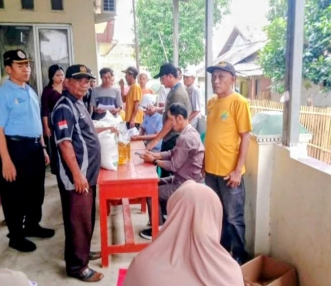 Humanis dan Tertib, Penyaluran Bantuan Pangan di Cikampek Barat Berjalan Lancar 