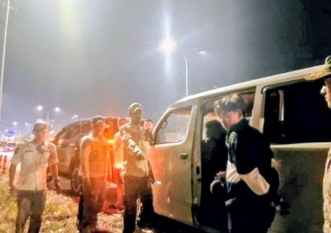 Bupati Karawang Pergoki Pembuang Sampah Liar, Lima Pekerja Dibina Satpol PP