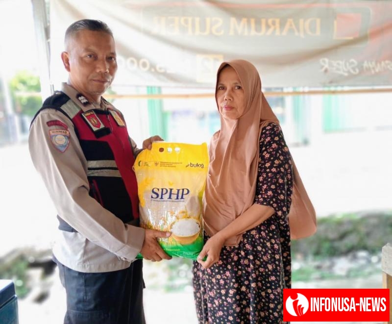 Penjualan Beras Pangan Murah Langsung ke Masyarakat Oleh Personil Polsek Tegalwaru Disambut Antusias