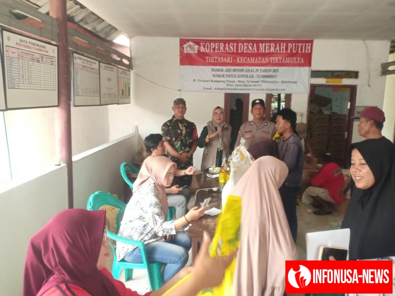 Bhabinkantibmas dan Babinsa Beri Rasa Nyaman Pembagian Bantuan Pangan di Desa Tirtasari Wilkum Polsek Cikampek