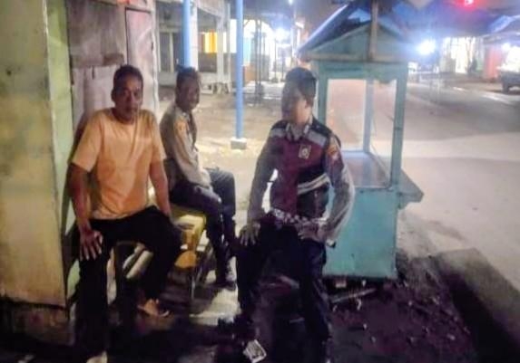 Bripka Satim Bhabinkamtibmas Ikut Serta Dalam Giat Ronda Bersama Warga