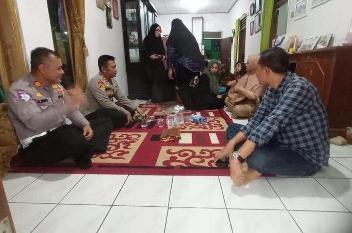 Rasa Empati dan Solidaritas, Kapolsek Klari bersama Ketua Ranting Bhayangkari Takziah Ke Almarhumah Mertua Aipda Satria Budiman