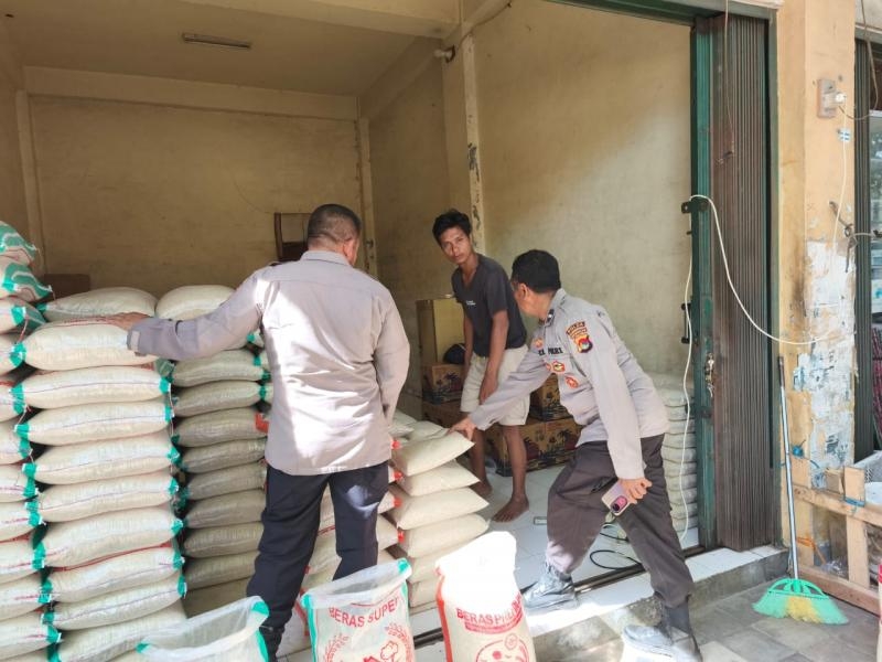 Binmas Polda NTB Sambangi Pedagang Sembako di Pasar Cemare, Dorong Kamtibmas dan Stabilitas Harga Pangan
