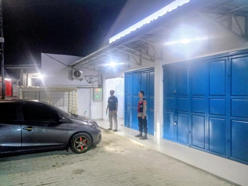 Anggota Polsek Batujaya melaksanakan Patroli Prekat serta kontrol Keamanan di Central Ruko Batujaya