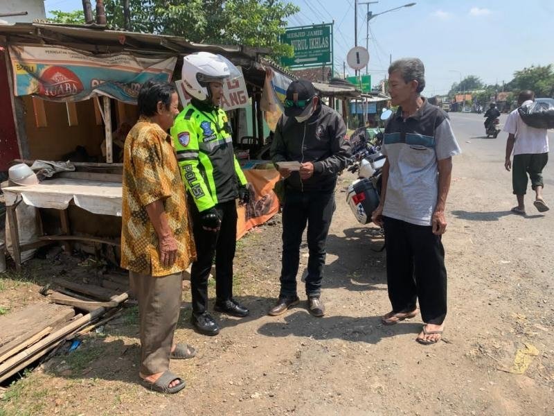 Polantas Menyapa Rider Ojol di Karawang, Serukan Disiplin Berlalu Lintas dan Kamseltibcarlantas