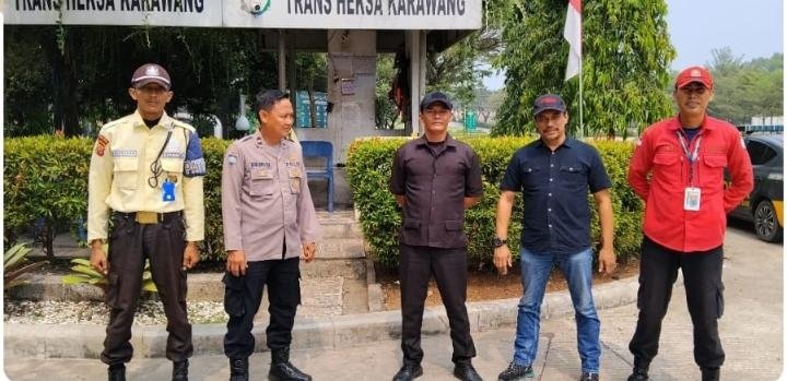 Antisipasi Gangguan Kamtibmas di Perusahaan, Polsek Telukjambe Barat Patroli Sambang Security Kantor Trans Heksa
