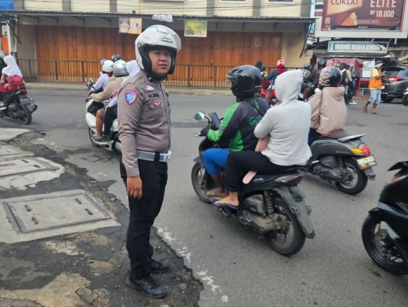 Disiplin Berkendara! Satlantas Polres Karawang Jaga Kamseltibcarlantas di Jalan Raya melalui Gatur Lalin