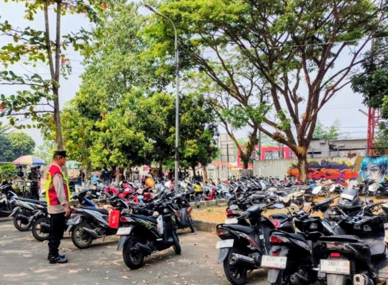 Personil Polsek Tegalwaru Gelar Patroli Siang Monitoring Parkir Motor di Halaman Kantor Kecamatan Cegah C3