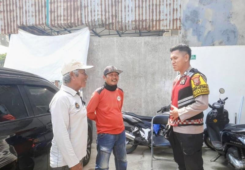 Upaya Bhabinkamtibmas Polsek Telagasari Sebar Himbauan Kamtibmas Kepada Warga Dalam Giat Sambang