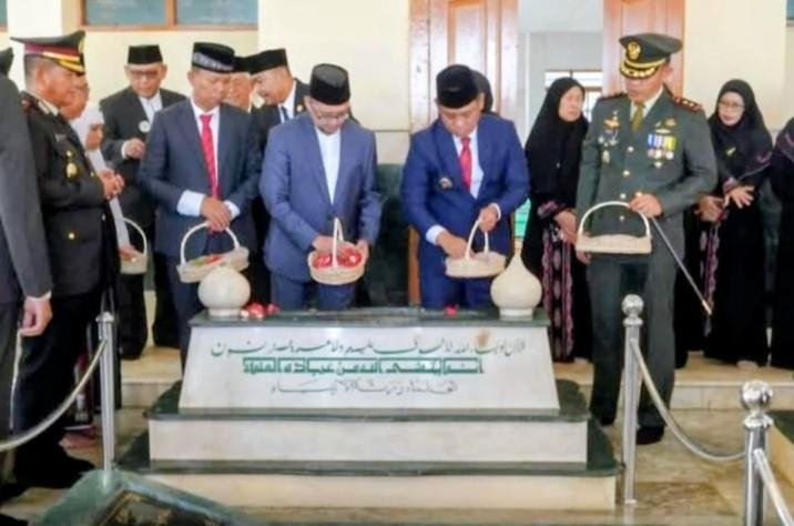 Dzikir dan Tabur Bunga di Makam KH. Noer Ali, Bekasi Meneguhkan Semangat Juang untuk Membangun Daerah