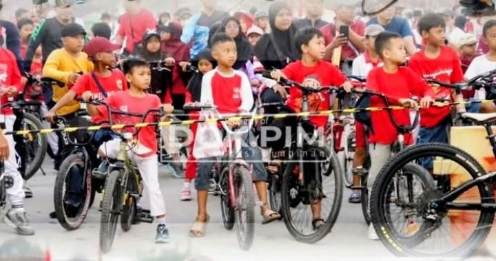 Jalan Sehat 7.000 Warga, Plt Bupati Bekasi: Kebersamaan Jadi Kekuatan Membangun Daerah
