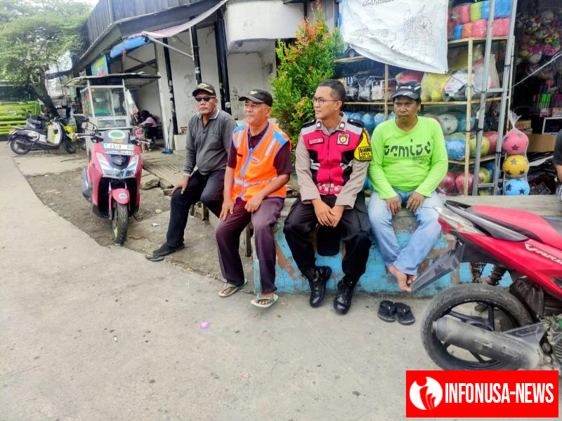 Pastikan Lingkungan Kondusif, Bhabinkamtibmas Polsek Telagasari Sebar Himbauan Kamtibmas