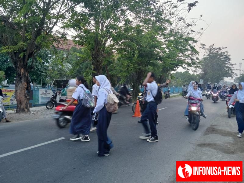Upaya Bhabinkamtibmas Polsek Telagasari Kembali Lakukan Gatur Pagi dan Bantu Siswa Menyebrang