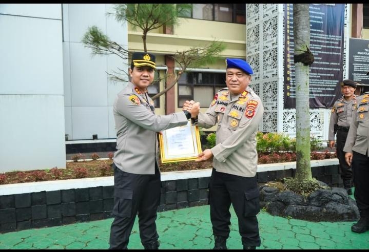 Kapolres Karawang Menerima Brevet Bhayangkara Bahari Kehormatan Dari Kepala Korpolairud Bharakam Polri