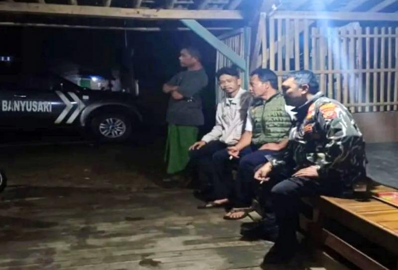 Aipda  Abdul Rahman Bhabinkamtibmas Ikut Serta Dalam Giat Ronda Bersama Warga