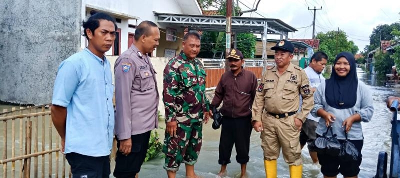 Perkuat Sinergitas, Personil Polsek Rengasdengklok bersama Anggota Koramil monitoring Banjir di Desa Binaan