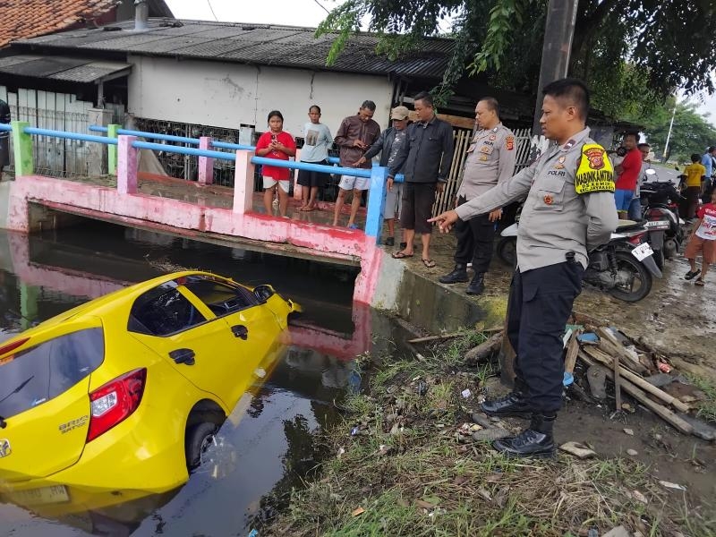 Polres Karawang Tangani Kecelakaan Lalu Lintas di Rengasdengklok, Korban Dilarikan ke Rumah Sakit