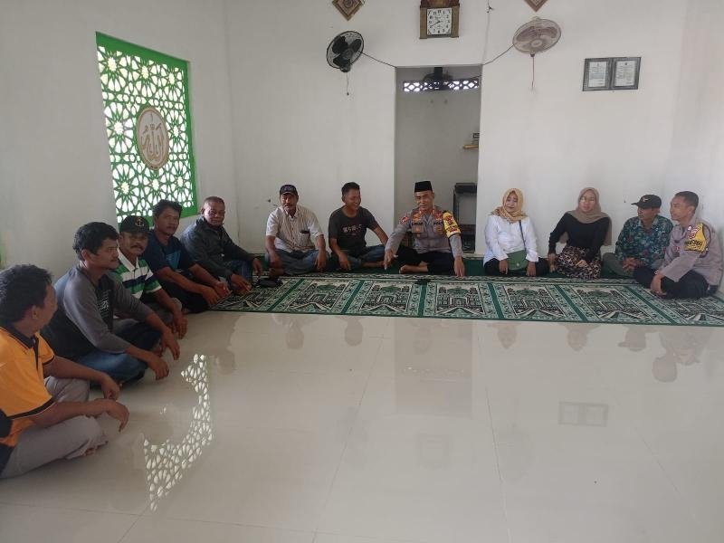 Kapolsek Batujaya bersama Anggotanya melaksanakan Giat Jumat bersama Tokoh Masyarakat dan Masyarakat Batujaya
