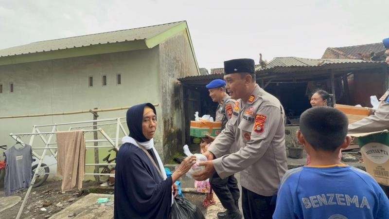 Ditpolairud Polda NTB Bagikan Takjil kepada Nelayan di Pantai Gading Mataram