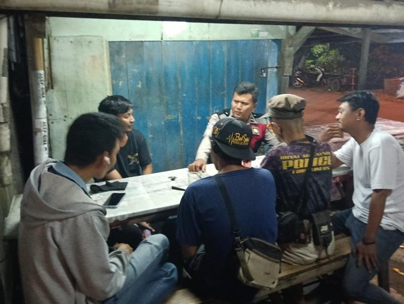 Bhabinkamtibmas Polsek Telagasari Sebar Himbauan Pencegahan Kenakalan Remaja di Desa Binaan