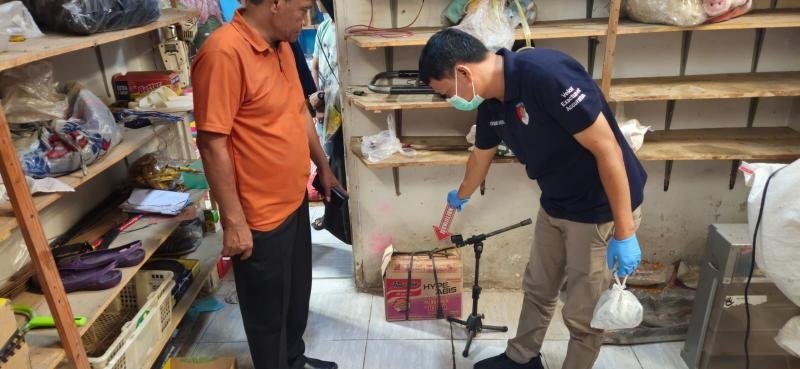 Pintu Didobrak, Warga Temukan IRT Tewas dan Suami Masih Bernyawa di Dalam Rumah