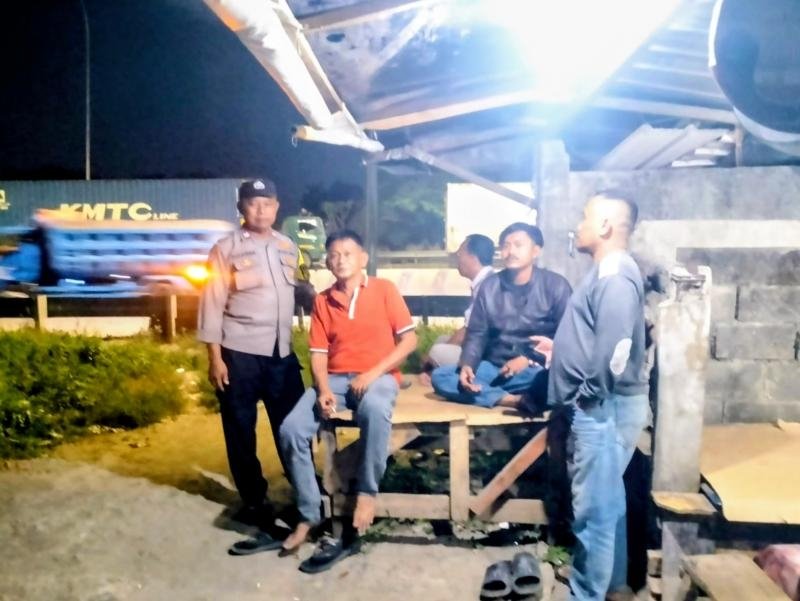 Bhabinkamtibmas Desa Anggadita Sambang Warga di Pos Ronda di Dusun Sukamulya