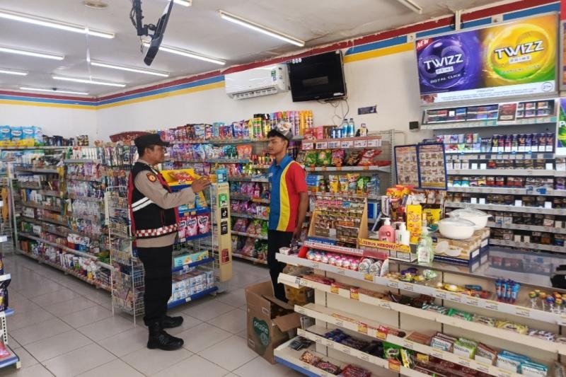 Patroli Ke pertokoan Wilayah hukumnya Antisipasi Guan Kamtibmas, Rutin dilaksanakan Anggota Polsek Tempuran Polres Karawang.
