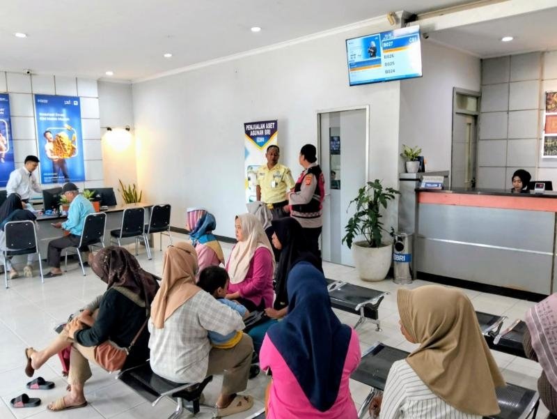 Upaya Anggota Polsek Batujaya Gencar Sambangi Scurity Bank BRI Unit Batujaya di siang hari