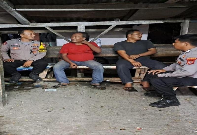 ANTISIPASI KRIMINALITAS MALAM HARI, POLSEK PURWASARI SAMBANGI POSKAMLING WARGA