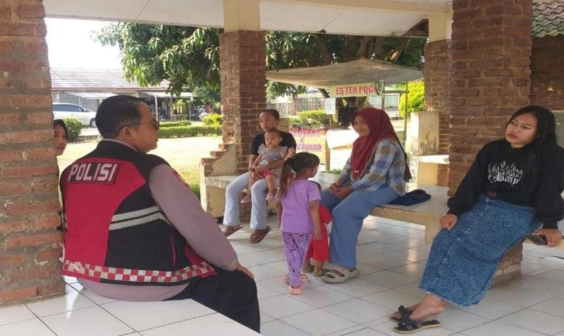 Anggota Polsek Batujaya melaksanakan Sambang dan Silaturahmi kepada Masyarakat di siang hari