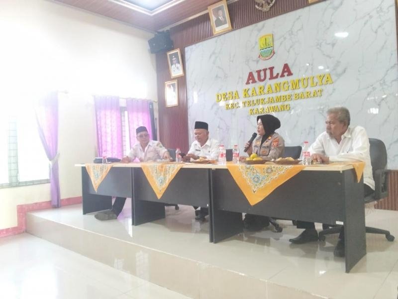 Kapolsek Telukjambe Barat Hadir dalam Kegiatan Minggon Desa Karangmulya