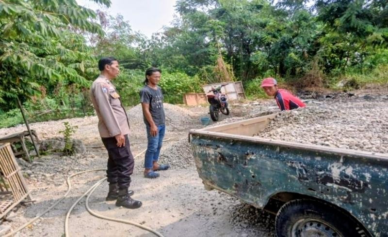 Bhabinkamtibmas Desa Pinayungan Kembali Laksanakan Patroli Dialogis ke Warga Sukajaya