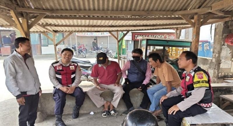 Patroli Dialogis Bhabinkamtibmas Polsek Lemahabang Imbau Warga Desa Karangtanjung Untuk Tetap Pertahankan Kamtibmas