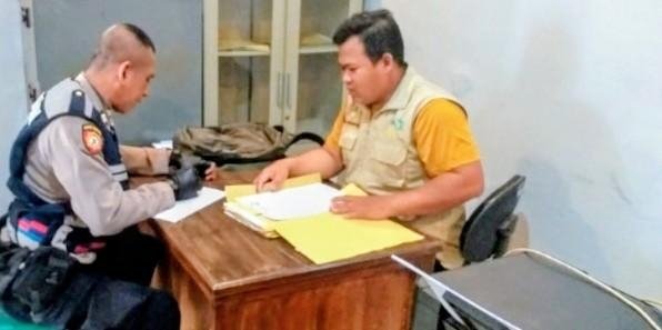 Bhabinkamtibmas Polsek Jatisari Sambangi Panitia Pemilihan BPD Desa Barugbug di Ruang Kerja
