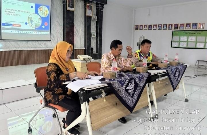 Kapolsek Klari Hadiri Lokakarya Triwulan III, Perkuat Sinergi Lintas Sektor dalam Pembangunan Kesehatan di Kecamatan Klari