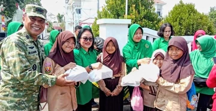 Jumat Berkah, Koramil Jatisari dan Camat Berbagi Makanan di Pantura, Senyum Warga Mengiringi 