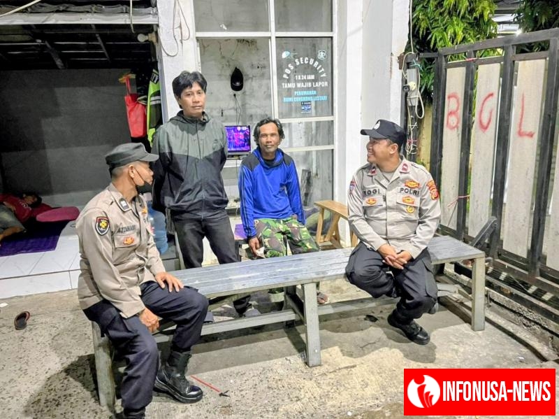 Personil Polsek Purwasari Polres Karawang Ngawangkong Dengan Masyarakat Di Poskamling