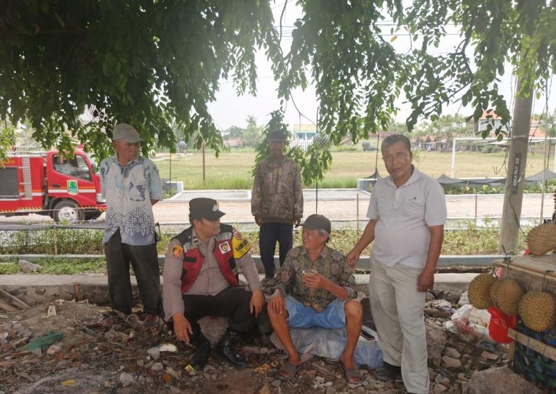 Anggota Polsek Batujaya Himbau Masyarakat Desa Batujaya
