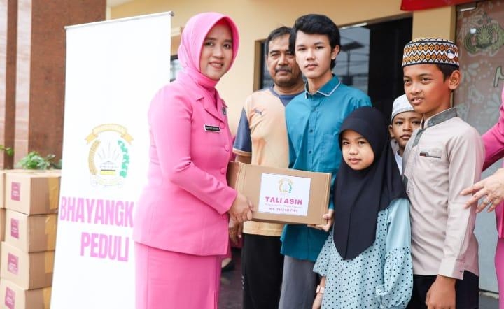 Kunjungan Kerja Ketua Bhayangkari Cabang Karawang, Berikan Tali Asih Kepada Anak Yatim Piatu