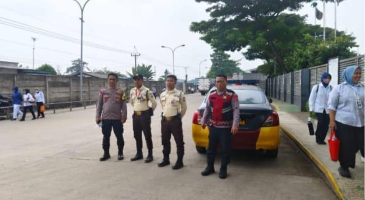 Patroli Dialogis Polsek Klari Ingatkan Terus Pesan Kamtibmas ke Security PT. MIM