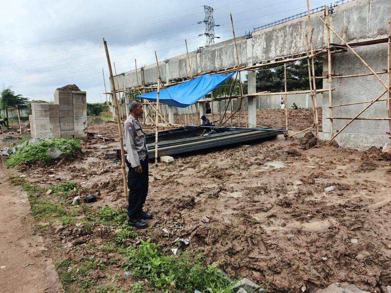 ?Bhabinkamtibmas Polsek Klari Monitoring Pembangunan Gedung Koperasi Merah Putih di Desa Duren