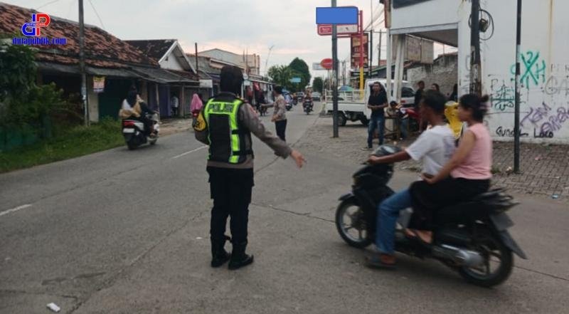 Saat Pimpin Gatur Lalin, Kapolsek Lemahabang Sosialisasikan Pelarangan Knalpot Tidak Sesuai Spesifikasi Teknis