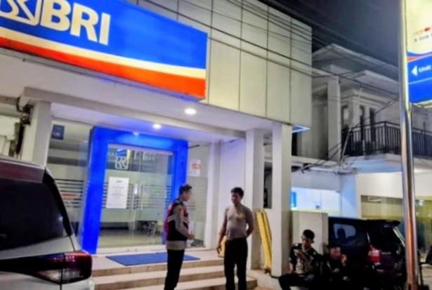 Personil Polsek Tegalwaru Pada Patroli Malam Monitor Bank BRI Loji Imbau Satpam Waspada