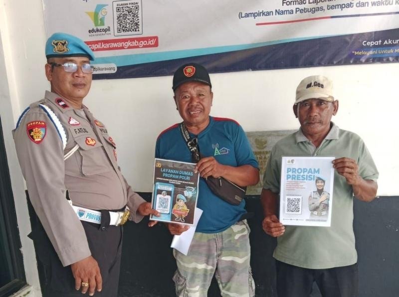 Bripka Faridil Polsek Banyusari Melaksanakan Sosialisasi QR Barcode ke Masyarakat Pengaduan Divisi Propam Polri Bidpropam Polda Jabar