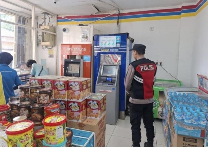 Sarana ATM Perbankan Milik Bank BJB Loji Dimonitor Personil Polsek Tegalwaru Pada Patroli Dini hari.