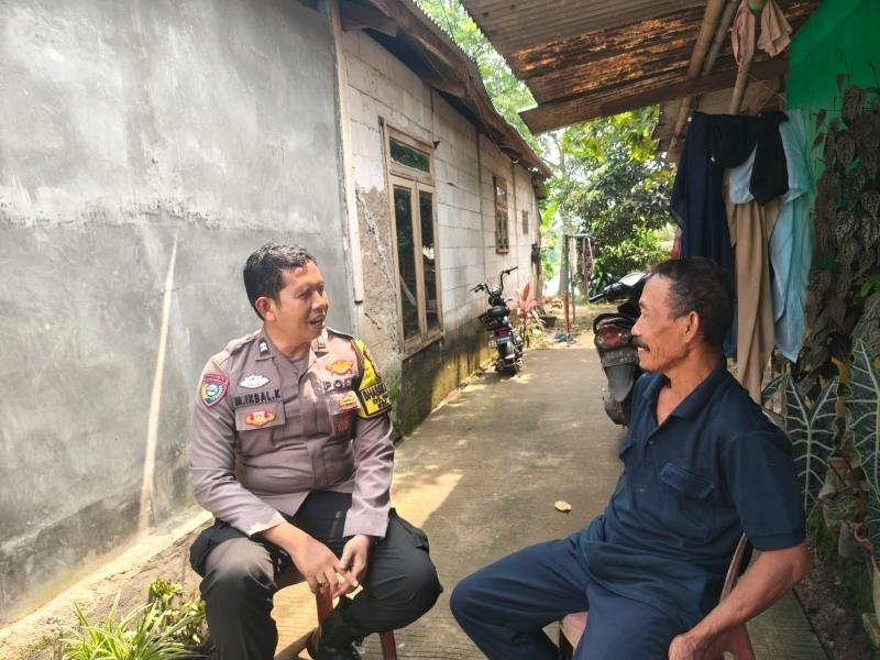 Bhabinkamtibmas Polsek Klari Ajak Warga Walahar Untuk Kenali Bahaya Judol