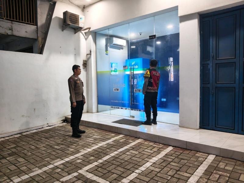 Patroli Malam Polsek Klari Sambangi Security Bank BJB, Cek Kondusifitas ATM Dalam Rangka Ciptakan Rasa Aman