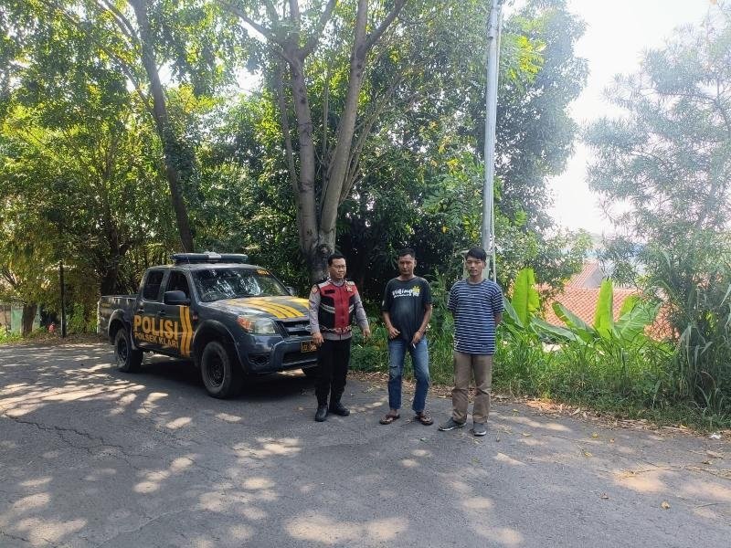 Personil Polsek Klari Patroli Dialogis Sapa Warga Desa Gintungkerta Berikan Himbauan Kamtibmas