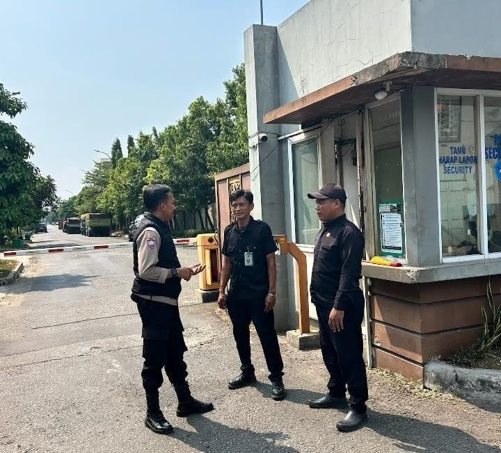 Polsek Telukjambe Laksanakan Patroli Perintis, Sasar Security Perumahan Grahayana
